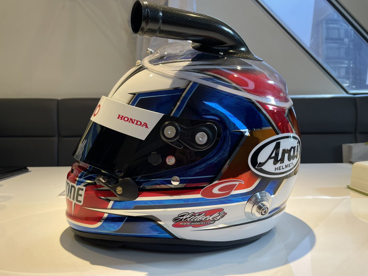SyunRacing's tweet photo. 今シーズンのスーパーGT用ヘルメット！
ベースデザインにアステモのレッドがめちゃくちゃ合ってる！

いつもサポートしてくださる、アライヘルメット様、Hidecks様ありがとうございます！
#Arai #Hidecks #Astemo https://t.co/YWH64CRskQ
