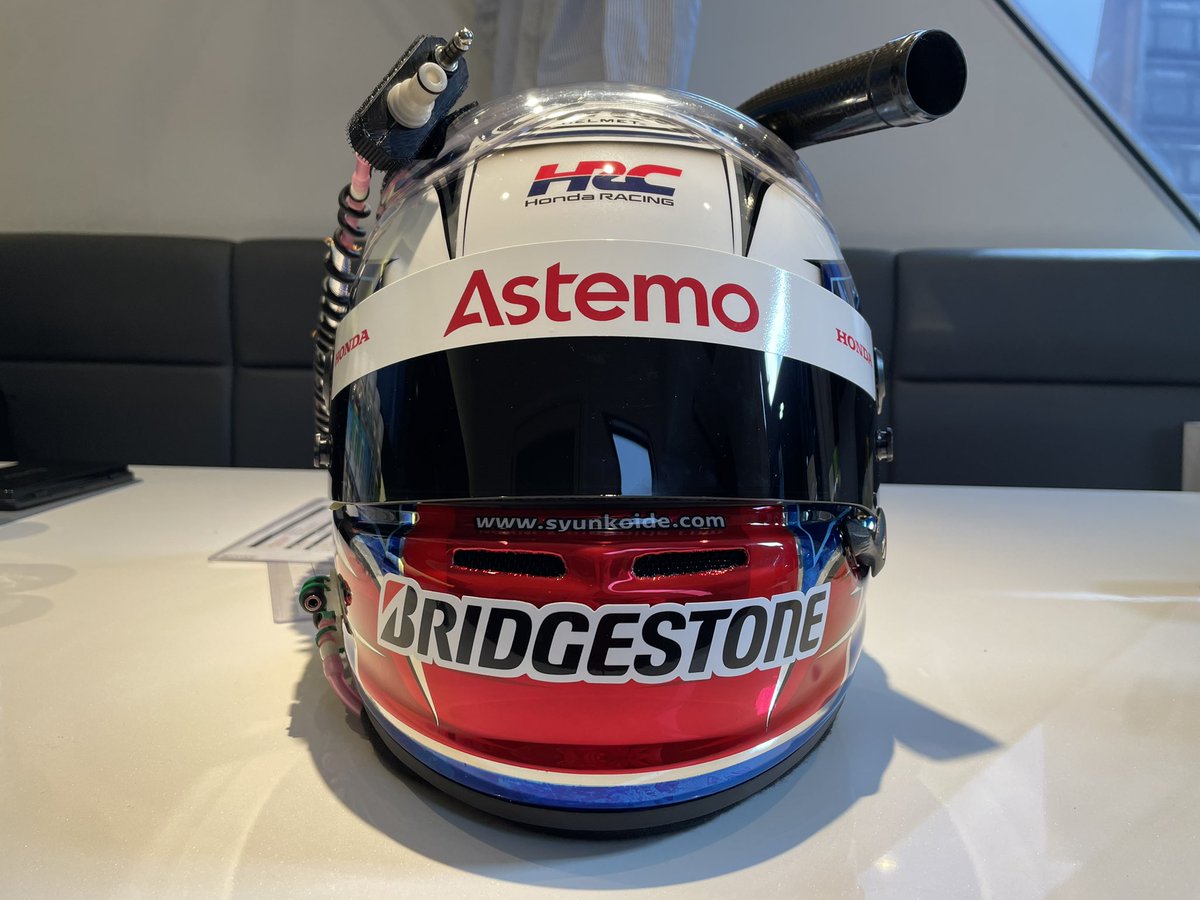 SyunRacing's tweet photo. 今シーズンのスーパーGT用ヘルメット！
ベースデザインにアステモのレッドがめちゃくちゃ合ってる！

いつもサポートしてくださる、アライヘルメット様、Hidecks様ありがとうございます！
#Arai #Hidecks #Astemo https://t.co/YWH64CRskQ