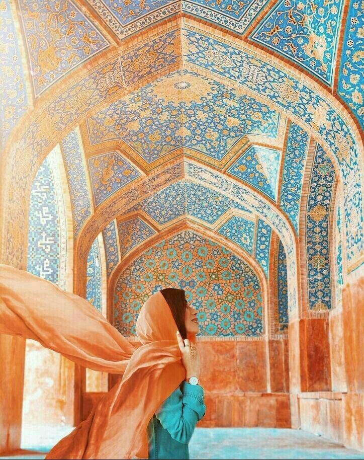 رود باید که چو گیسوی تو جاری باشد
عشق مانند لبانِ تو اناری باشد

سینه ات بستر گرمی‌ست و ای کاش دمی
پیش تو فرصت اندوه گساری باشد

بس که از عشق تو لرزید دلم، موجب شد
روح من مبتکر لرزه نگاری باشد

_فرخ طلب