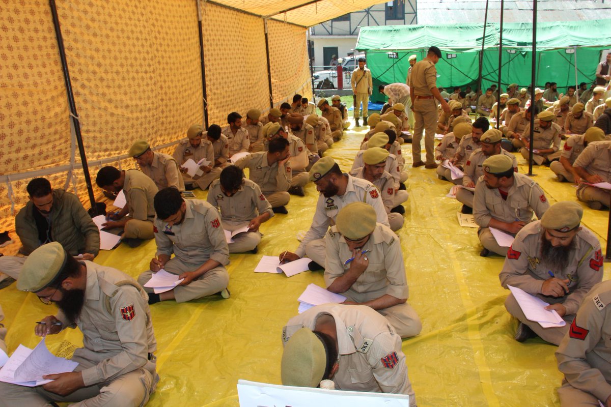 District Police Anantnag conducted a comprehensive assessment on newly introduced laws, with 1060 officers participating across the district. An interactive session followed, ensuring better understanding &amp; enforcement.
#LawEnforcement #AnantnagPolice