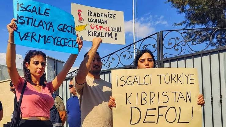 Güney Kıbrıs’ta sürekli milliyetçi yürüyüşler, protestolar yapılıyor; kendi paramiliter yapılarıyla her olasılığa hazırlıklı bir şekilde hareket ediyorlar.

Kuzey Kıbrıs’ta ise gündem, liseli bir öğrencinin başörtüsü. Türkiye düşmanlıklarıda yıllardır bilinen bir gerçek.