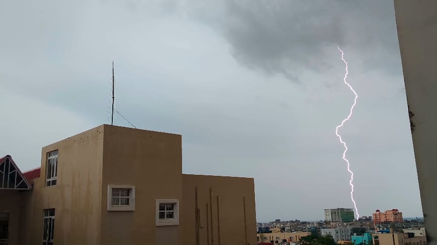 CycloneAnalyser's tweet image. A #Norwester with winds of 40-60 kph & large #hailstorm & cloud to ground #Lightningstrikes is affecting the northern & southern part of coastal #Odisha including state capital #Bhubaneswar.