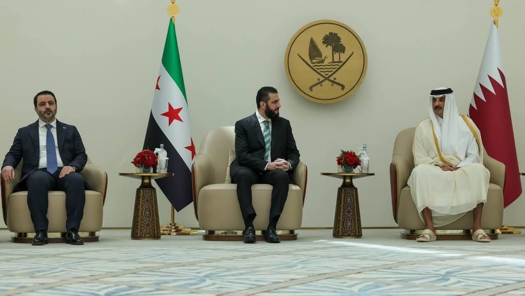 وصول رئيس الجمهورية السيد أحمد الشرع ووزير الخارجية السيد أسعد الشيباني دولة قطر، واستقبالهم من قبل سمو الشيخ تميم بن حمد آل ثاني أمير دولة قطر الشقيقة.