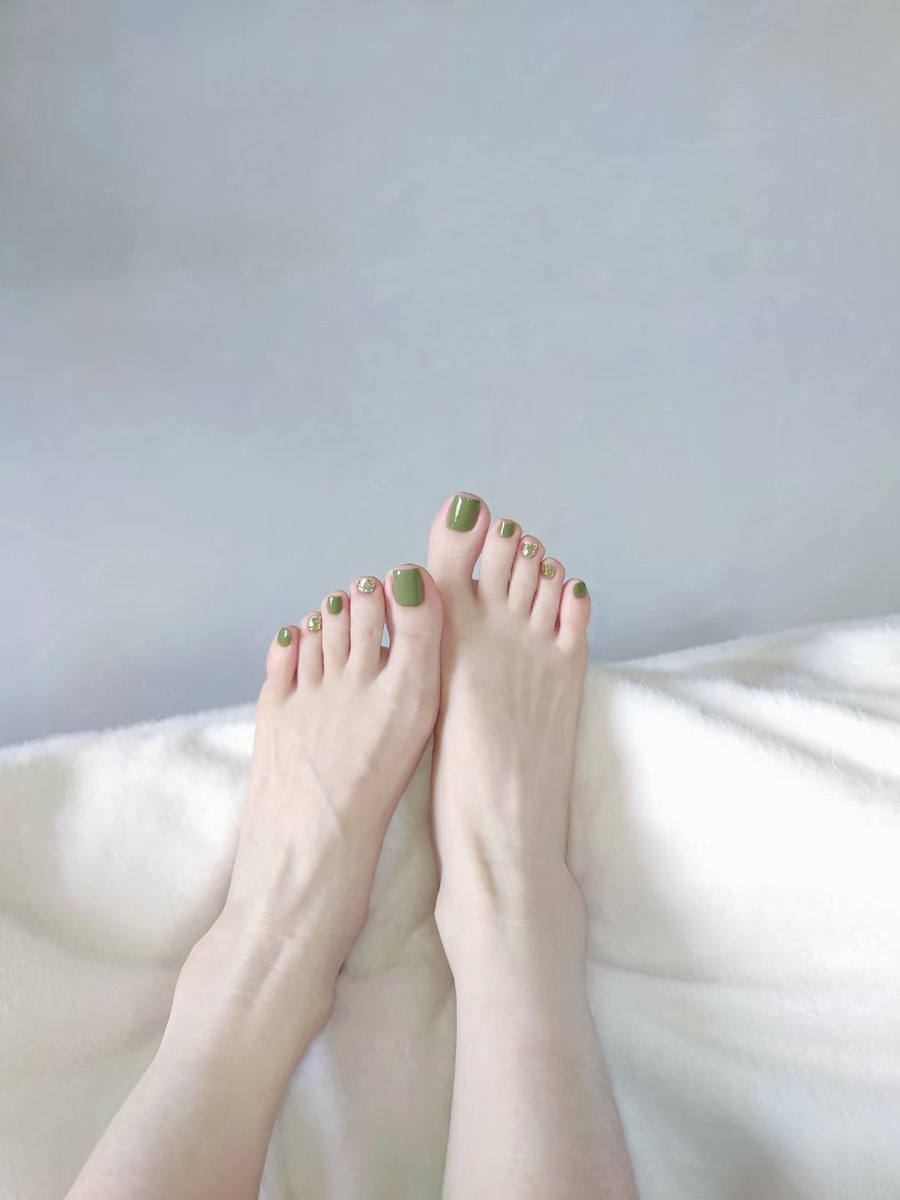 Elegant toes, earthy green vibes 💚✨
Nothing like a fresh pedicure to elevate your mood and your style. Which look is your fave? 🌿👣
#FeetOfTheDay #FootModel #PedicureGoals #GreenNails #ToeArt #PrettyFeet #FootLovers #ToesOfInstagram #SoleBeauty #NailArtLover #FeetPic