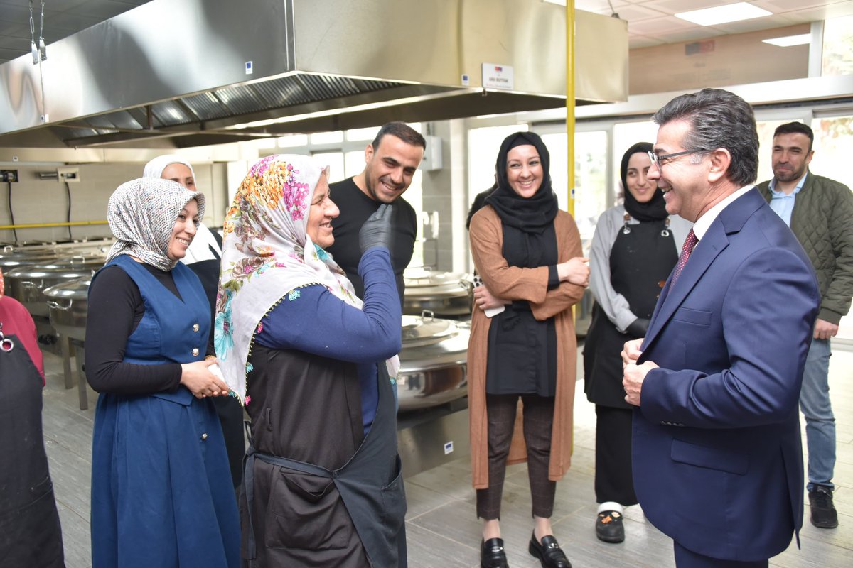 Gastronomi Merkezimizi ziyaret ederek aşçılık eğitimi alan kursiyerlerimizle bir araya geldik.

Benim açımdan bu merkez yalnızca yemek pişirmenin değil, bir kültürü yaşatmanın da merkezi. Kursiyerlerimize başarılar diliyorum.