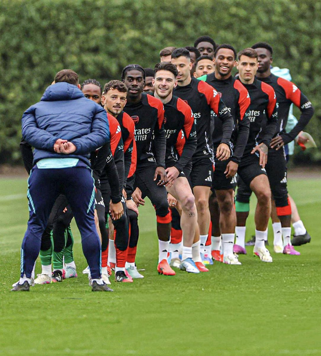 Arsenal in training ahead of the game at the Bernabeu tomorrow night.

Low block practice in action. 🛡️