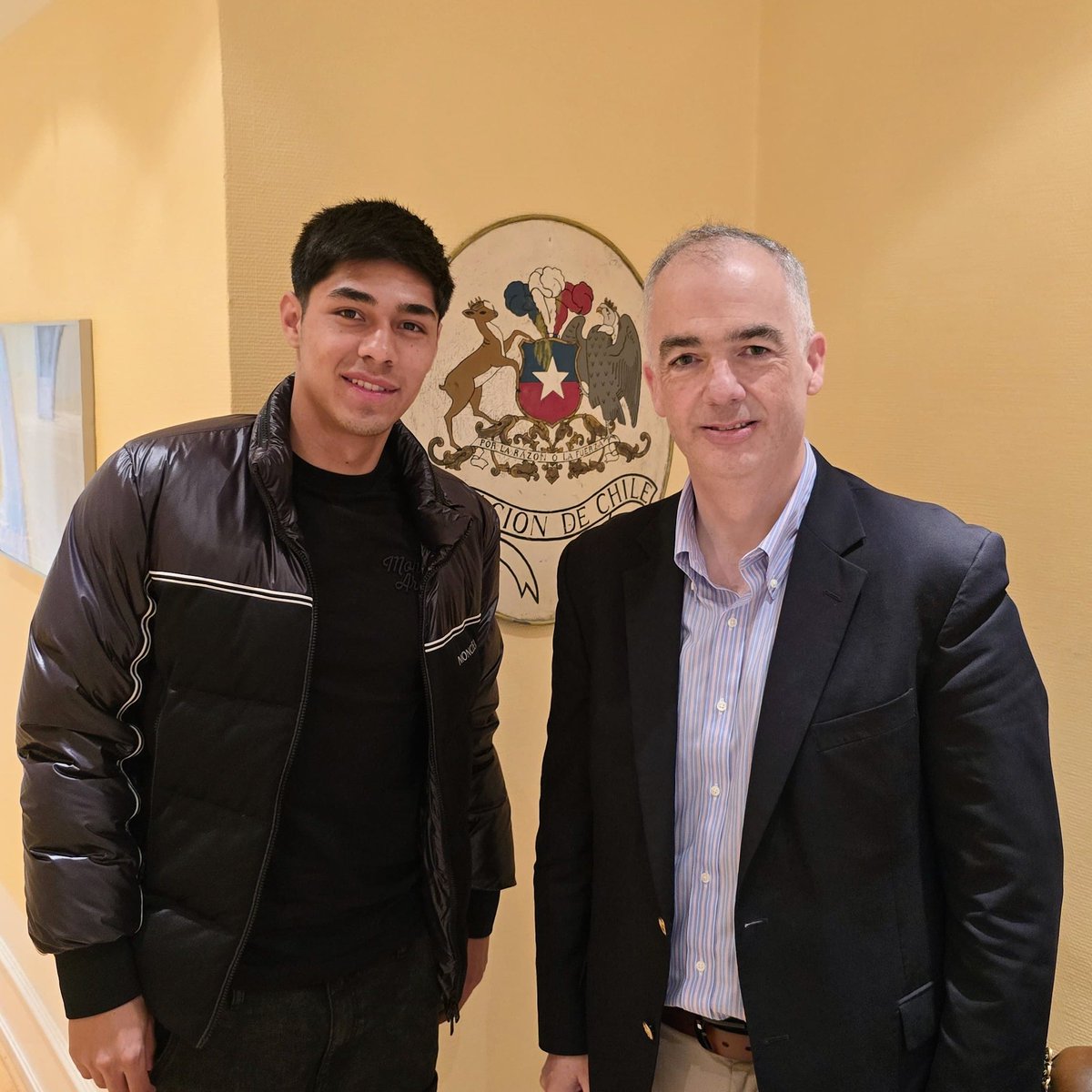Hoy la Embajada de Chile recibió la visita del destacado futbolista chileno 🇨🇱 Darío Osorio, quien juega en el club @fcmidtylland de Dinamarca 🇩🇰