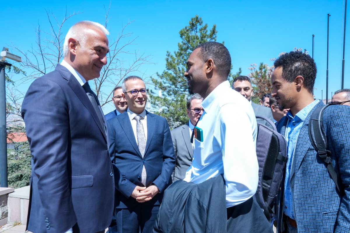 Yunus Emre’nin eşsiz mirasını gelecek nesillere aktarmak üzere, Yunus Emre Külliyatı Yayın Kurulu Heyeti’nin derlediği Risâletü’n Nushiyye Divanı’nın Tanıtım Toplantısı'na katıldık.

Geçmişimizin değil, 'geleceğimizin de yolunu aydınlatan bir meşale' niteliğindeki bu kıymetli