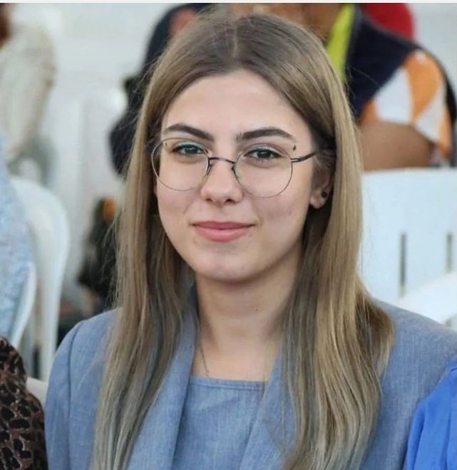 Eylemde taşıdığı 'Diktatör Erdoğan' dövizi nedeniyle tutuklanan, kronik kalp ve böbrek hastası Esila Ayık'ın ilaçları verilmiyormuş. Bir an önce serbest bırakılmalı! 
Reis diktatör olmadığı için hemen bırakır, gözden kaçırmıştır. 
#EsilaİçinAdalet 
#EsilayıSerbestBırakın