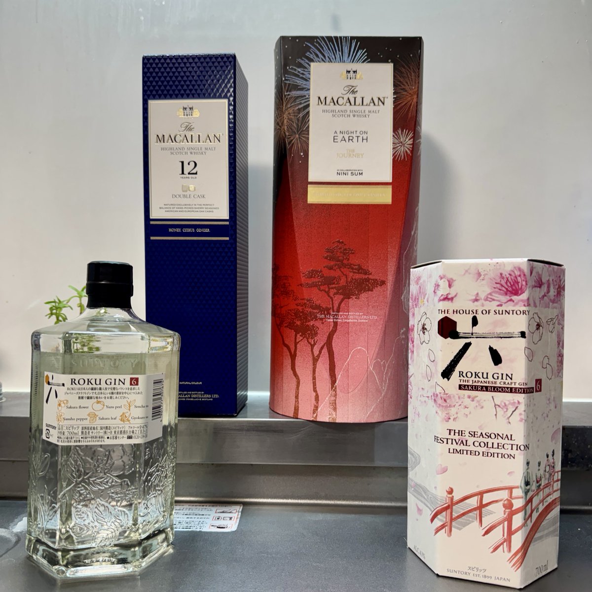 _torai's tweet photo. 今日寄った酒屋で買ってきました
#MACALLAN_A_NIGHT_ON_EARTH
#MACALLAN_12_DOUBLE_CASK
#ROKU_JIN 
#ROKU_JIN_SAKURA https://t.co/NzbcoF7Px7