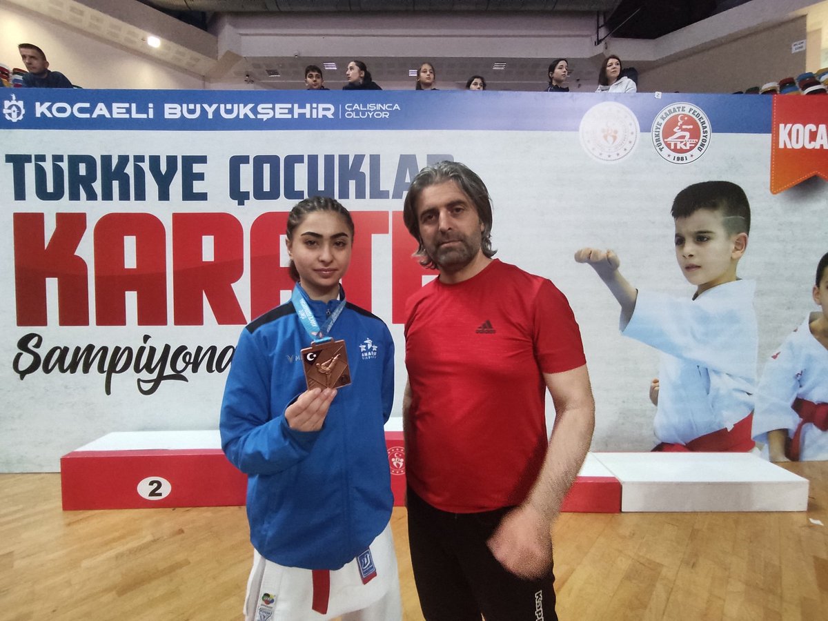 Orhangazim44's tweet photo. 10-13 Nisan 2025 tarihleri arasında 61 şehirden 3500 sporcunun katıldığı Kocaeli'de yapılan Türkiye Çocuklar Karate Şampiyonasında okulumuz öğrencilerinden 
👉Ezel Ecrin EREN Türkiye 3️⃣. sü,
👉Emir Ömer EMRE ise Türkiye 5️⃣. si 
olmuşlardır. https://t.co/SNjqy72Gi5