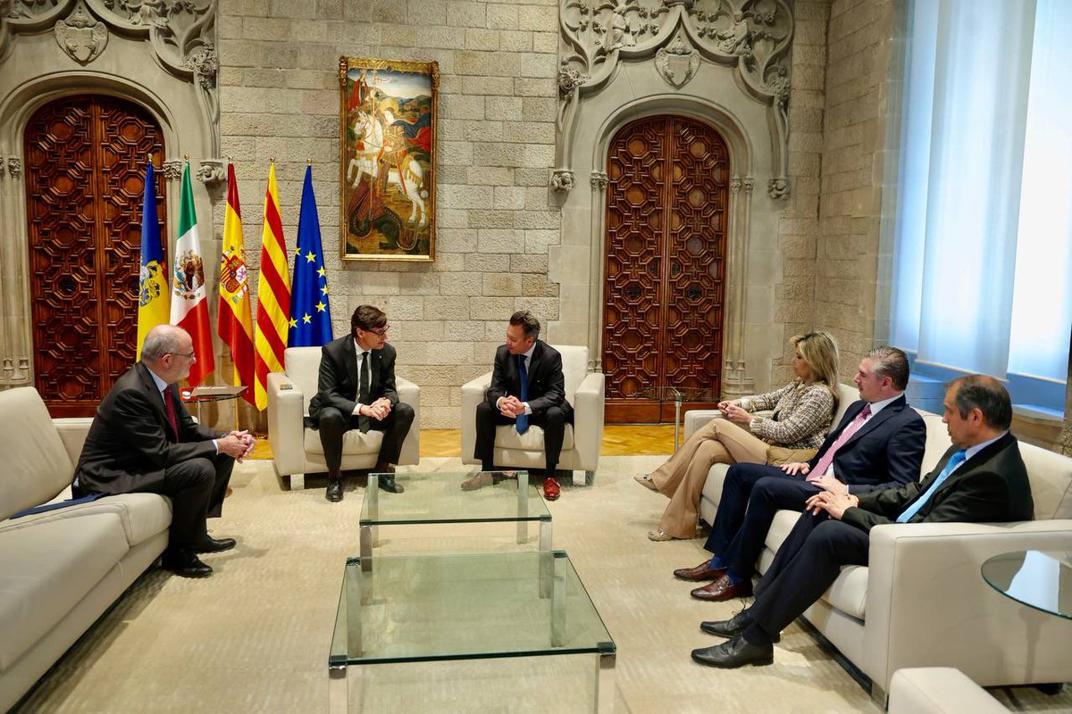Salvador Illa Roca (@salvadorilla) on Twitter photo He rebut al Palau de la Generalitat el governador <a href="/PabloLemusN/">Pablo Lemus Navarro</a>. Enguany, la important Fira Internacional del Llibre de Guadalajara (Mèxic) tindrà Barcelona com a ciutat convidada d’honor. Aquest 2025 serà un any per teixir ponts i enfortir la relació entre Catalunya i Jalisco. He rebut al Palau de la Generalitat el governador <a href="/PabloLemusN/">Pablo Lemus Navarro</a>. Enguany, la important Fira Internacional del Llibre de Guadalajara (Mèxic) tindrà Barcelona com a ciutat convidada d’honor. Aquest 2025 serà un any per teixir ponts i enfortir la relació entre Catalunya i Jalisco.