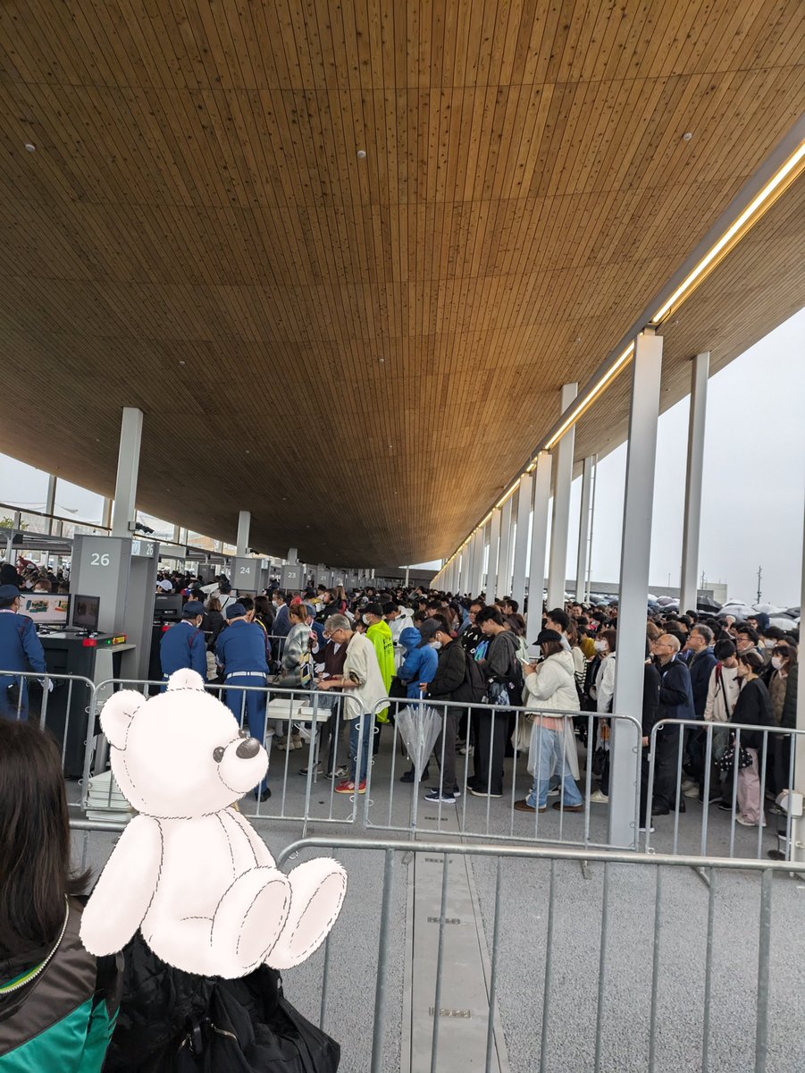 【続】大阪万博初日は、帰りが怖すぎて40分で退場、、、正解！チケットいっぱい買ってるし余裕でまた行く！初日あかんすぎて次楽しみ！帰る際もQRコード提示したら、捨てたパビリオンの予約枠空くんちゃうのん？備えリベンジ行くで🤛