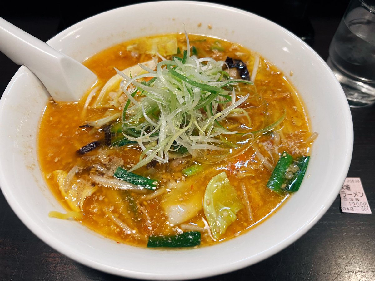 askaaa_nsy24's tweet photo. そして北海道も美味しいもの食べた🤤🤤
ライブ終わり、少し雪が降る中で2時間半並んで3時前に食べたラーメンが美味しすぎた❄🤤🍜←罪な時間
お寿司食べたり、アイス食べたり、限られた時間の中でめいっぱい楽しんだけどまだまだ行きたい場所や食べたいもの多すぎるからまた早く北海道行きたいな〜☺️✨ https://t.co/Td4V4HEcaK