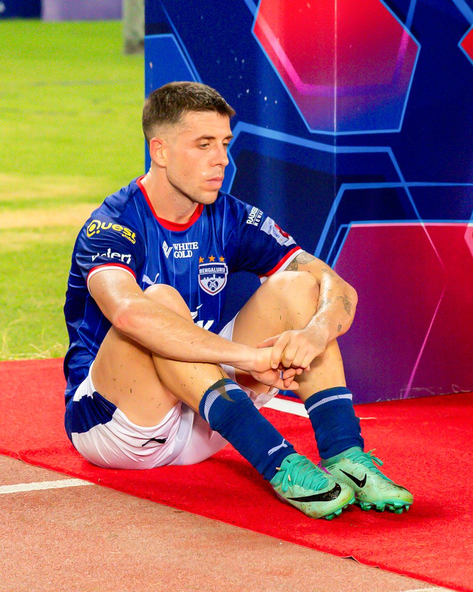 IndSuperLeague's tweet photo. The football world saluted @bengalurufc for their grit, passion, and an unforgettable season! 🙌
#MBSGBFC #ISL #LetsFootball #ISLFinal #ISLPlayoffs #BengaluruFC https://t.co/NjdmyUSRoo