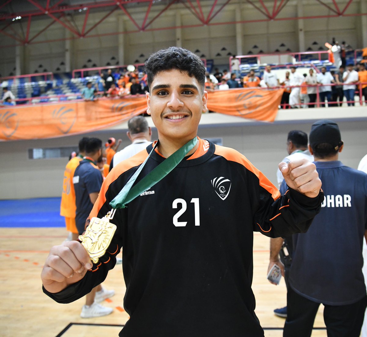 توي أعرف ان السيهاتي محمد حارس النور مش حارس المنتخب الأول في فئته بل اساسا ما تم استدعاؤه للمنتخب
😨

معليش الحمدان و قلنا خلوه في النادي لحاجتنا اليه لأنه بيثبت جدارته و أحقيته من خلال المنافسات اما السيهاتي غريبه 😐