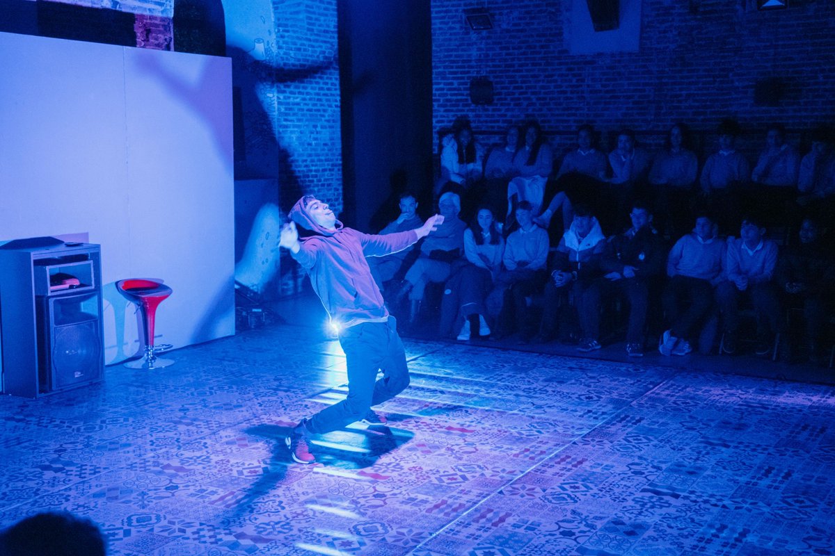 AKA TEATRO (@akabcn) on Twitter photo 🛹 Torna A.K.A (Also Known As) a Barcelona al <a href="/teatregaudi/">Teatre Gaudí</a>
💣 Només 4 FUNCIONS ✌️
🏃 Correu, que les entrades després volen 🛫
🎟️ link a Bio
#Teatre #Teatro #Barcelona 🛹 Torna A.K.A (Also Known As) a Barcelona al <a href="/teatregaudi/">Teatre Gaudí</a>
💣 Només 4 FUNCIONS ✌️
🏃 Correu, que les entrades després volen 🛫
🎟️ link a Bio
#Teatre #Teatro #Barcelona
