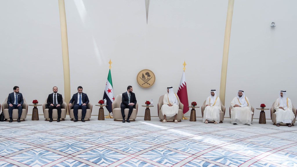 سموّ الأمير <a href="/TamimBinHamad/">تميم بن حمد</a> يتقدّم مستقبلي أخيه فخامة الرئيس أحمد الشرع رئيس الجمهورية العربية السورية الشقيقة لدى وصوله والوفد المرافق الصالة الأميرية بمطار حمد الدولي في زيارة رسمية للبلاد

#سوريا | #أحمد_الشرع | #نديب_قطر | #قطر 🇶🇦