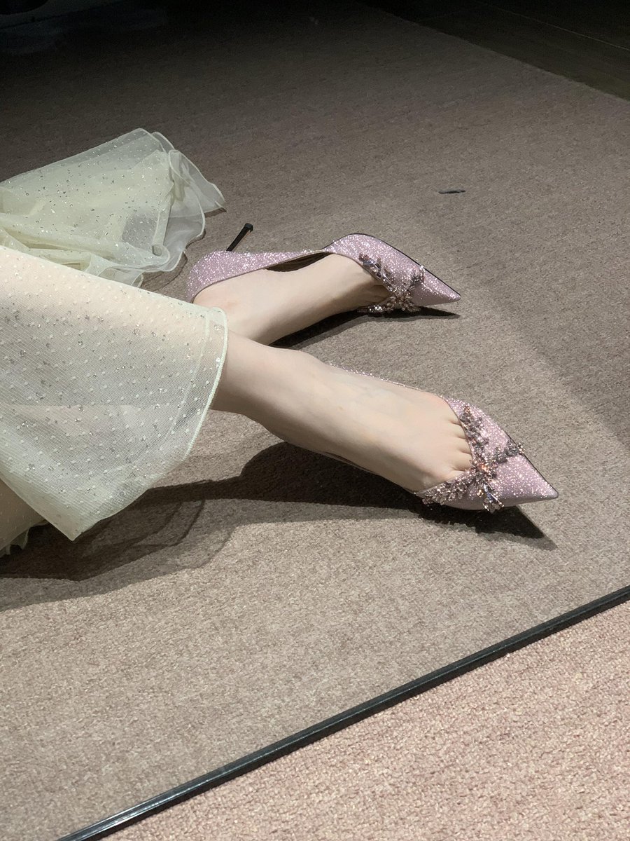 cognitive428104's tweet photo. 姐姐今天的裙子穿搭好看吗？
还是紫色更有韵味 https://t.co/YyYK5azfXi