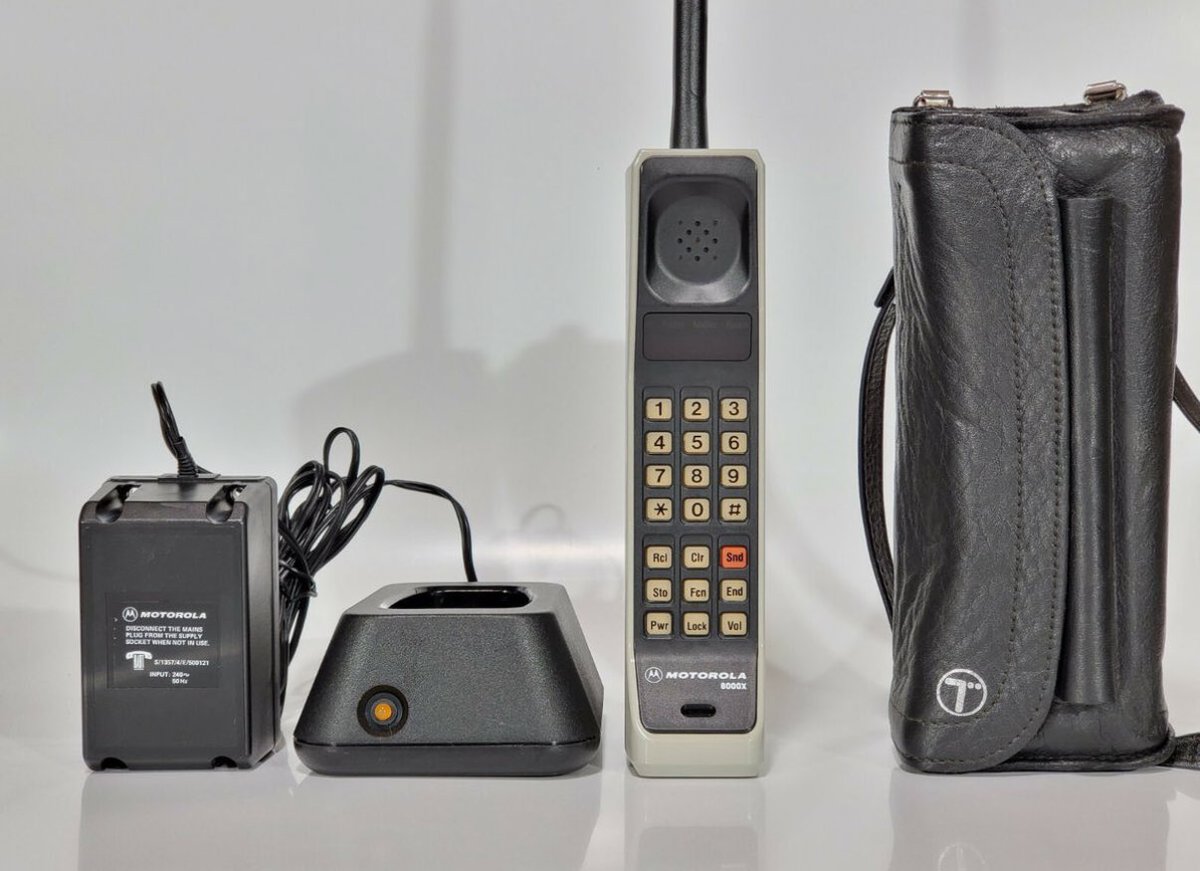 _bwisniewski's tweet image. 📱 Le 15 avril 1983, la FCC autorisait la vente du tout premier mobile : le Motorola DynaTAC. 1 kilo, 30 min d’autonomie, 4000$. C’était laid, mais c’était le futur. #TechAnniversary