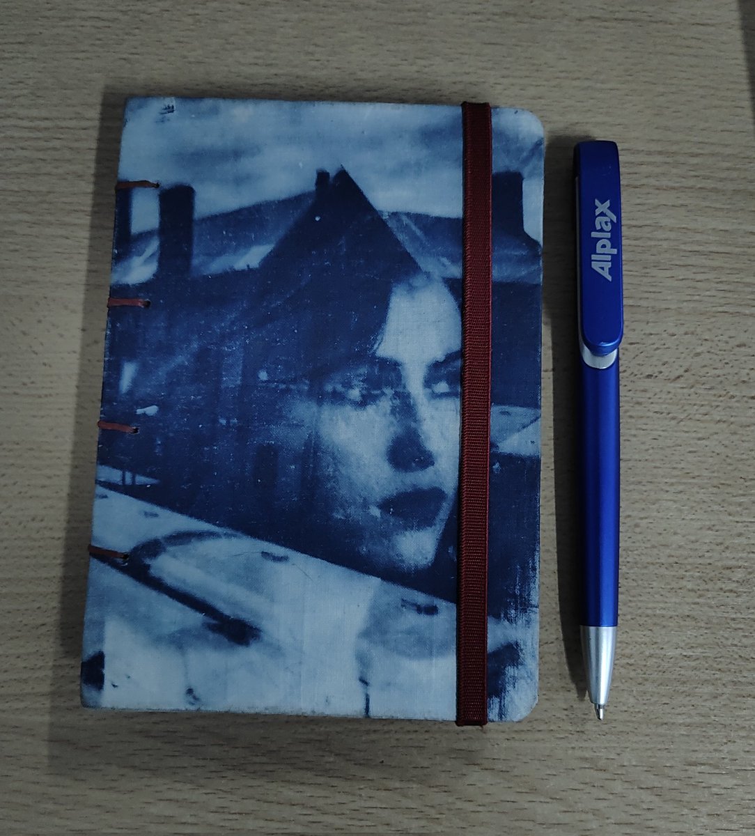 gritosysusurros's tweet photo. are you wearing the 
la lapicera de alplax para escribir en el cuaderno de silvia prieto en Constitución? si https://t.co/swpp22Snek