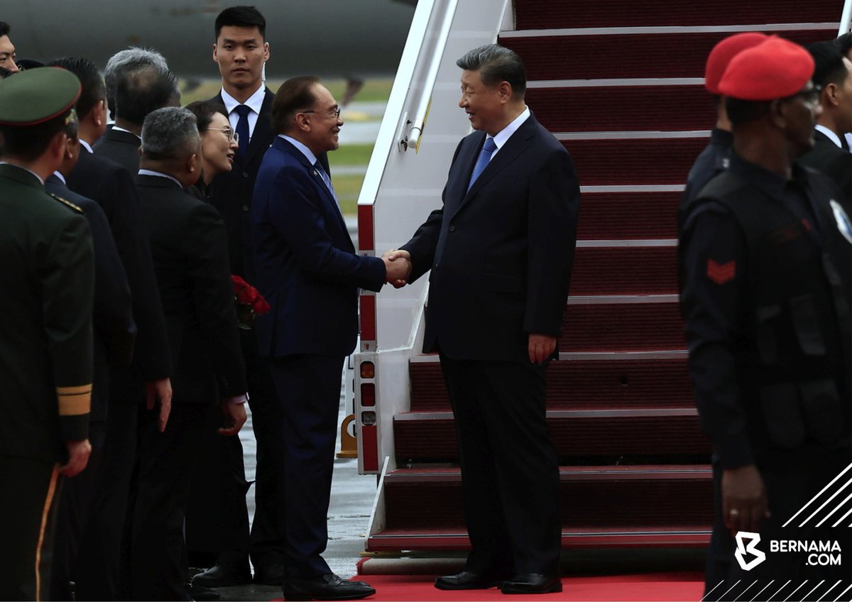 bernamadotcom's tweet photo. #Sepang : Presiden China Xi Jinping tiba di Malaysia hari ini untuk mengadakan lawatan negara selama tiga hari atas jemputan Yang di-Pertuan Agong Sultan Ibrahim.  

Lawatan kali ini menandakan kunjungan rasmi kedua Xi ke Malaysia dalam tempoh 12 tahun, selepas kunjungan terakhir pada 2013.  

Berita penuh : https://t.co/NSQEhqLsgo 

📸 Faisal Jaafar | BERNAMA   

#BernamaImages #BernamaNews #Malaysia #China @anwaribrahim
