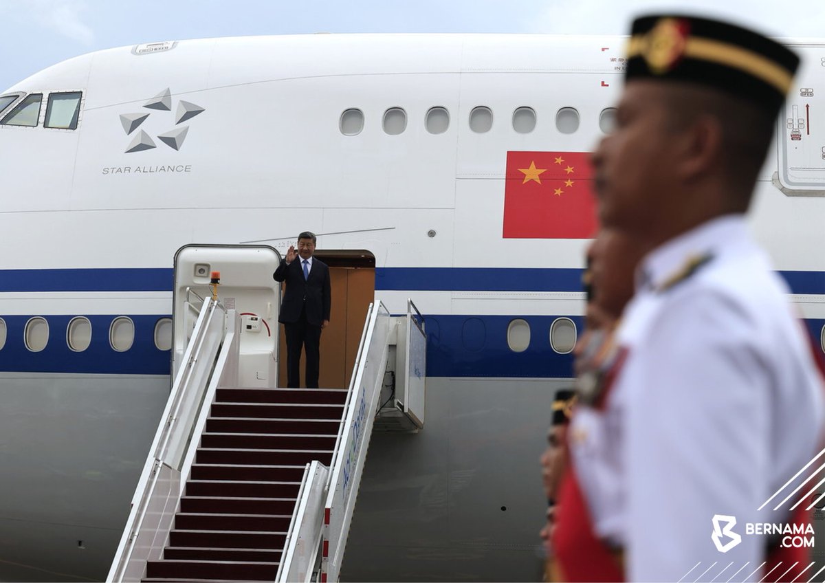 bernamadotcom's tweet photo. #Sepang : Presiden China Xi Jinping tiba di Malaysia hari ini untuk mengadakan lawatan negara selama tiga hari atas jemputan Yang di-Pertuan Agong Sultan Ibrahim.  

Lawatan kali ini menandakan kunjungan rasmi kedua Xi ke Malaysia dalam tempoh 12 tahun, selepas kunjungan terakhir pada 2013.  

Berita penuh : https://t.co/NSQEhqLsgo 

📸 Faisal Jaafar | BERNAMA   

#BernamaImages #BernamaNews #Malaysia #China @anwaribrahim