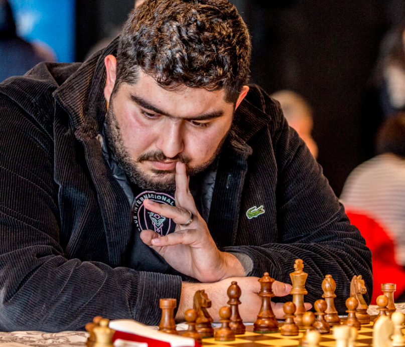 9.Bf4 has pushed Parham into a 30 minute plus tanking session in the crucial board 1 encounter. Pretty significant time-edge for Gupta now. Will this haunt Parham later in the game? #Chess #ReykjavikOpen