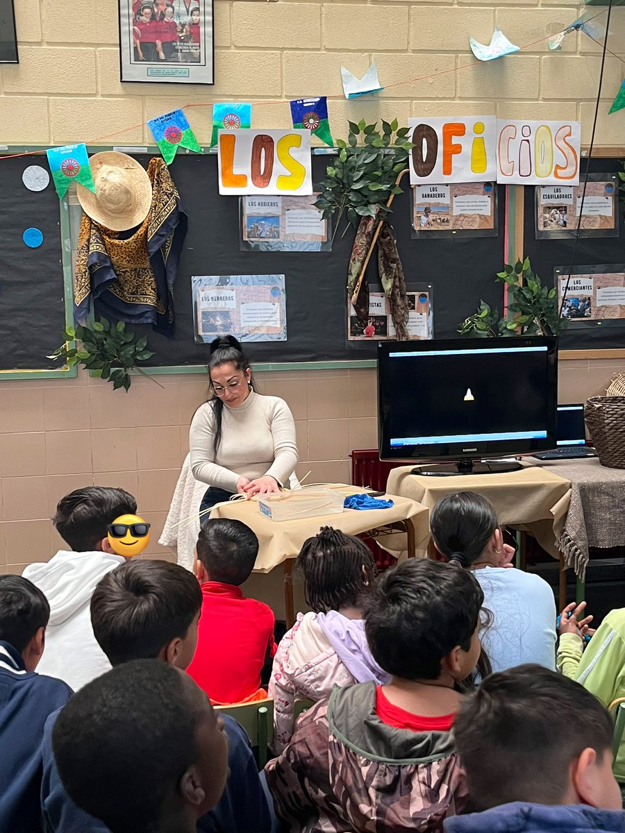 📆Hoy parte de los equipos de #ImpulsaKumpania y #Kumpania  de <a href="/JOVESOLIDES/">JOVESÓLIDES</a>  hemos asistido a la celebración del Día del #pueblogitano organizado por el 🏫CEIP La coma. 

🔵Grupos interactivos 
🔴Cultura y tradiciones 
🟢Respeto 

#FSE #UE #educación #inclusión