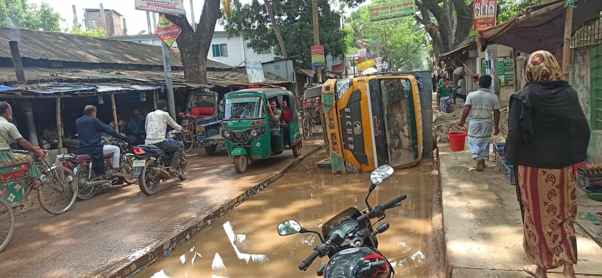 গোবিন্দগঞ্জ-মহিমাগঞ্জ সড়ক সংস্কারে ধীরগতি, ক্ষুব্ধ এলাকাবাসী