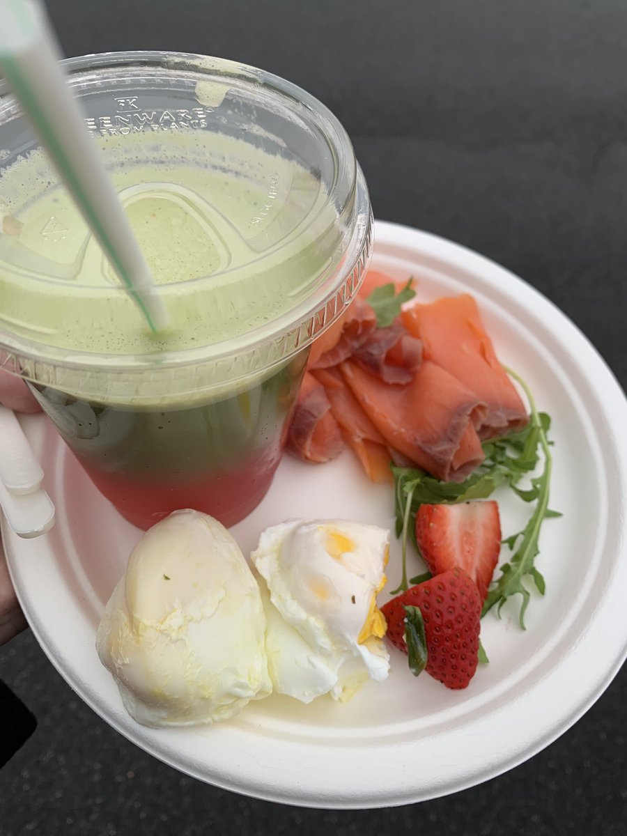 ModelAyshaMirza's tweet image. 5am start to my day, on set #MaskedAndRelaxed, and my favorite part of the day, EATING! 

One of my favorite parts of #ModelLife is #CleanEating, and stocking up on the good stuff 💋 lox strawberries and eggs plus fresh juice! 🍏🍋🫚 Eat if you’re hungry! 💕 #EatIfYoureHungry