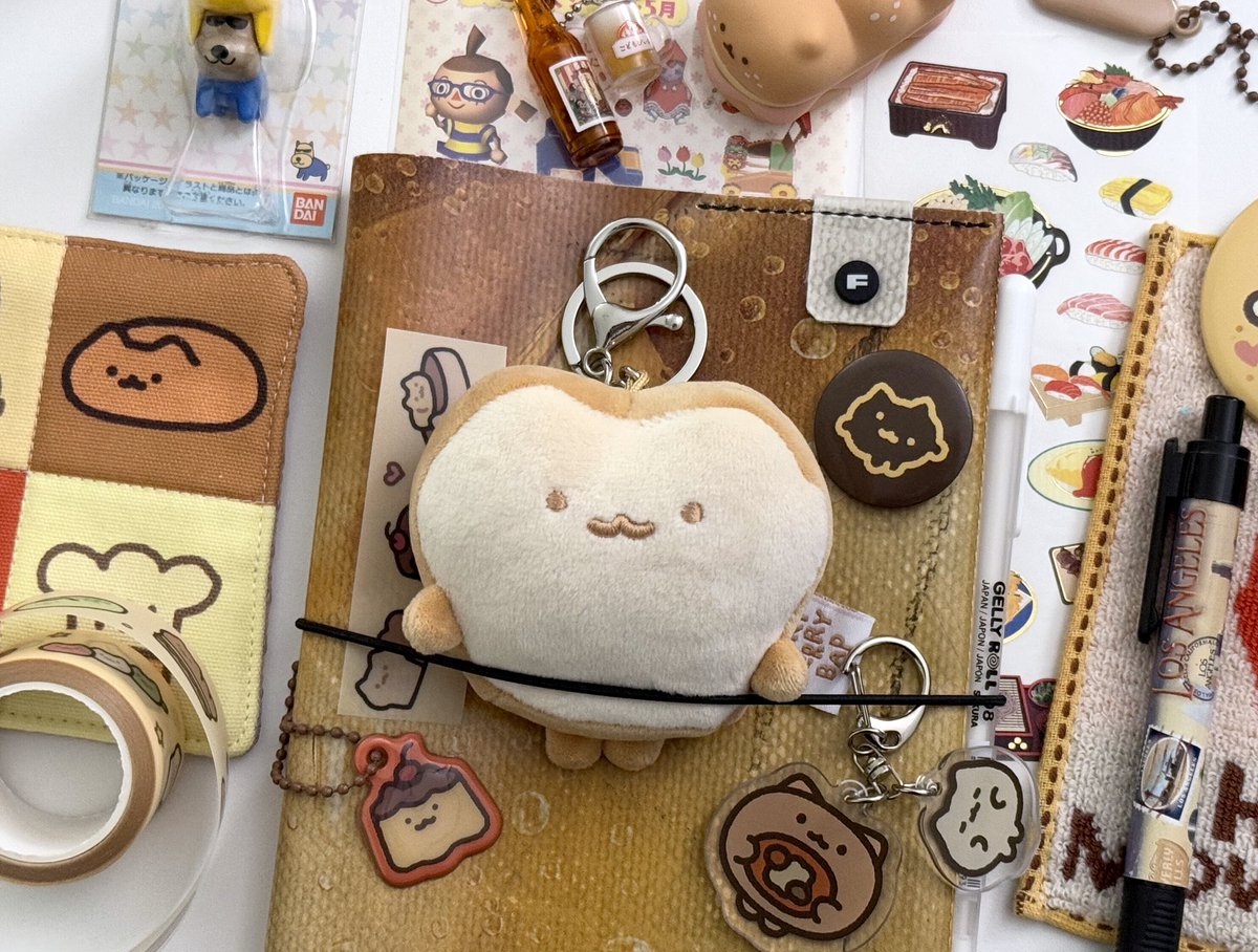 veryberrybap's tweet photo. ✨번아웃 탈출을 도와줄 베리베리뱁 힐링 인형!✨
🍞🐱 빵 고양이 인형 키링들 텀블벅 런칭 이벤트 🥞🎉

https://t.co/V4lxlvzpoD

🍥 RT 해주신 분 중 총 3분을 추첨해 귀여운 '버터냥 인형 뱃지'를 드려요!

가방, 파우치, 다이어리 커버 어디에든⭐👜📔
꼬수운 버터냥 인형 뱃지와 함께 . . . 🧈🪽 https://t.co/CBxTkiOiGJ