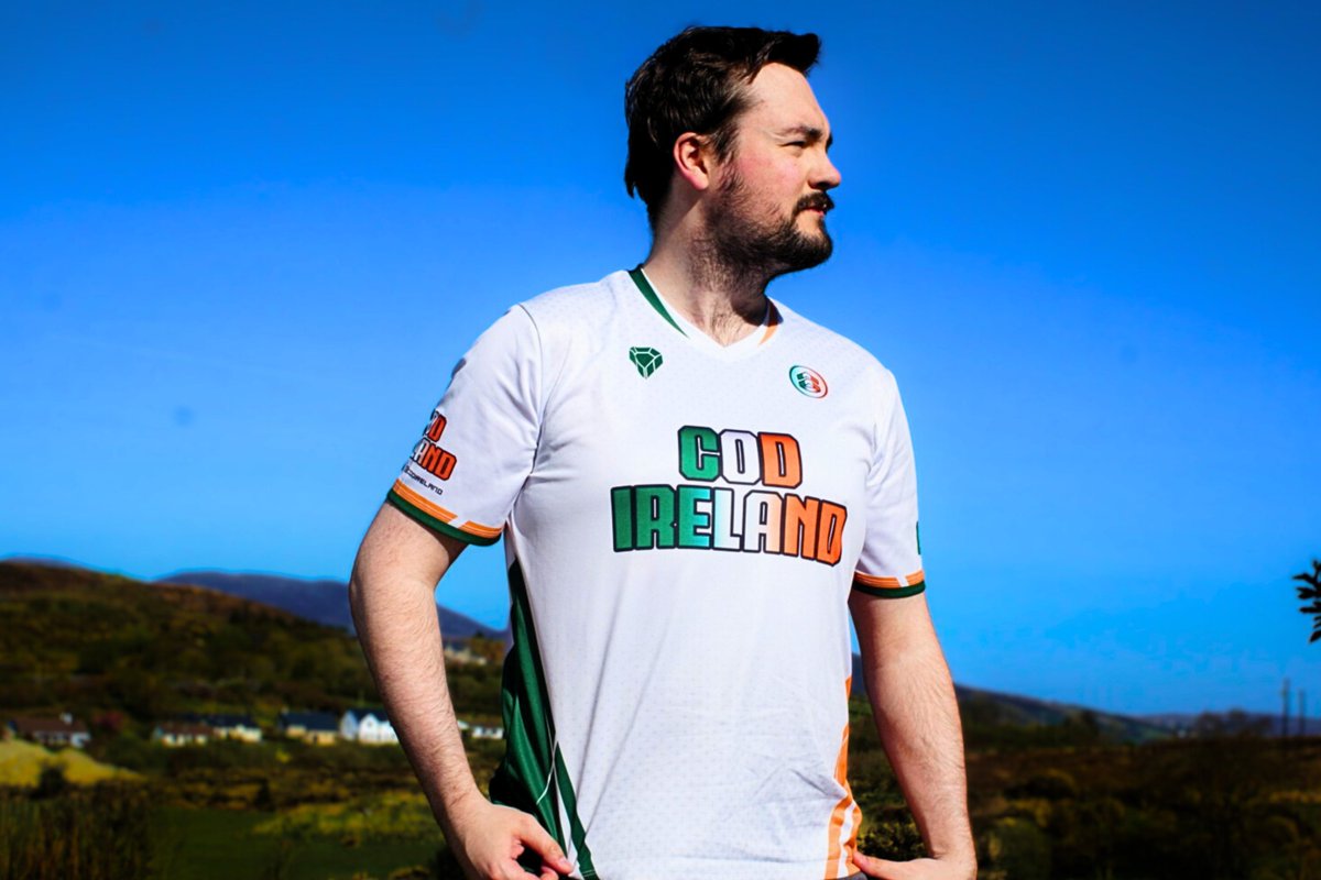 🟢Stand out from the background🟢

👕Pick up the first ever COD Ireland Esports Jersey today at 

emeraldcorp.store/products/cod-i…

Repping Irish Esports has never looked so good 🇮🇪