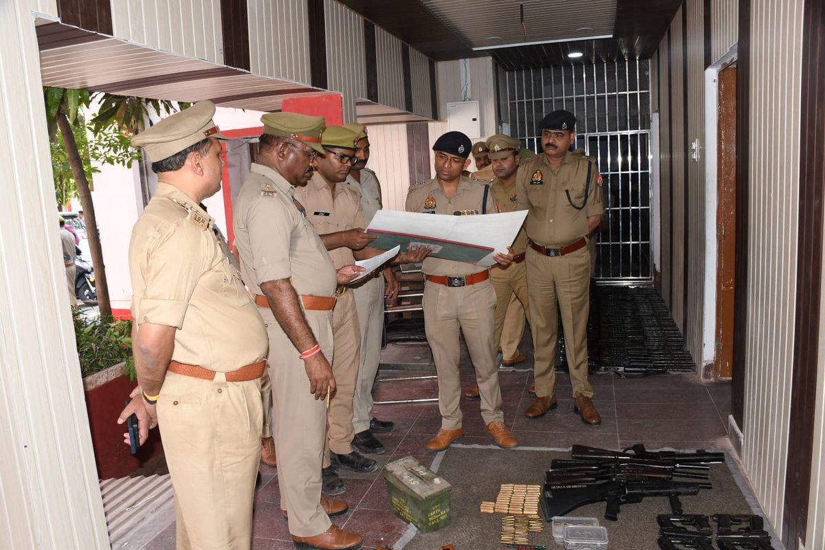 #SPLalitpur <a href="/IPSMdMustaque/">Md Mustaque IPS</a> द्वारा कोतवाली ललितपुर जनपद ललितपुर का किया गया वार्षिक निरीक्षण  ।
➡️निरीक्षण के दौरान थाना कार्यालय के रजिस्टर,मालखाना, आदि का निरीक्षण कर, अपराध एवं अपराधियों पर प्रभावी अंकुश लगाने के सम्बन्ध में सम्बन्धित को आवश्यक दिशा- निर्देश दिये गये ।