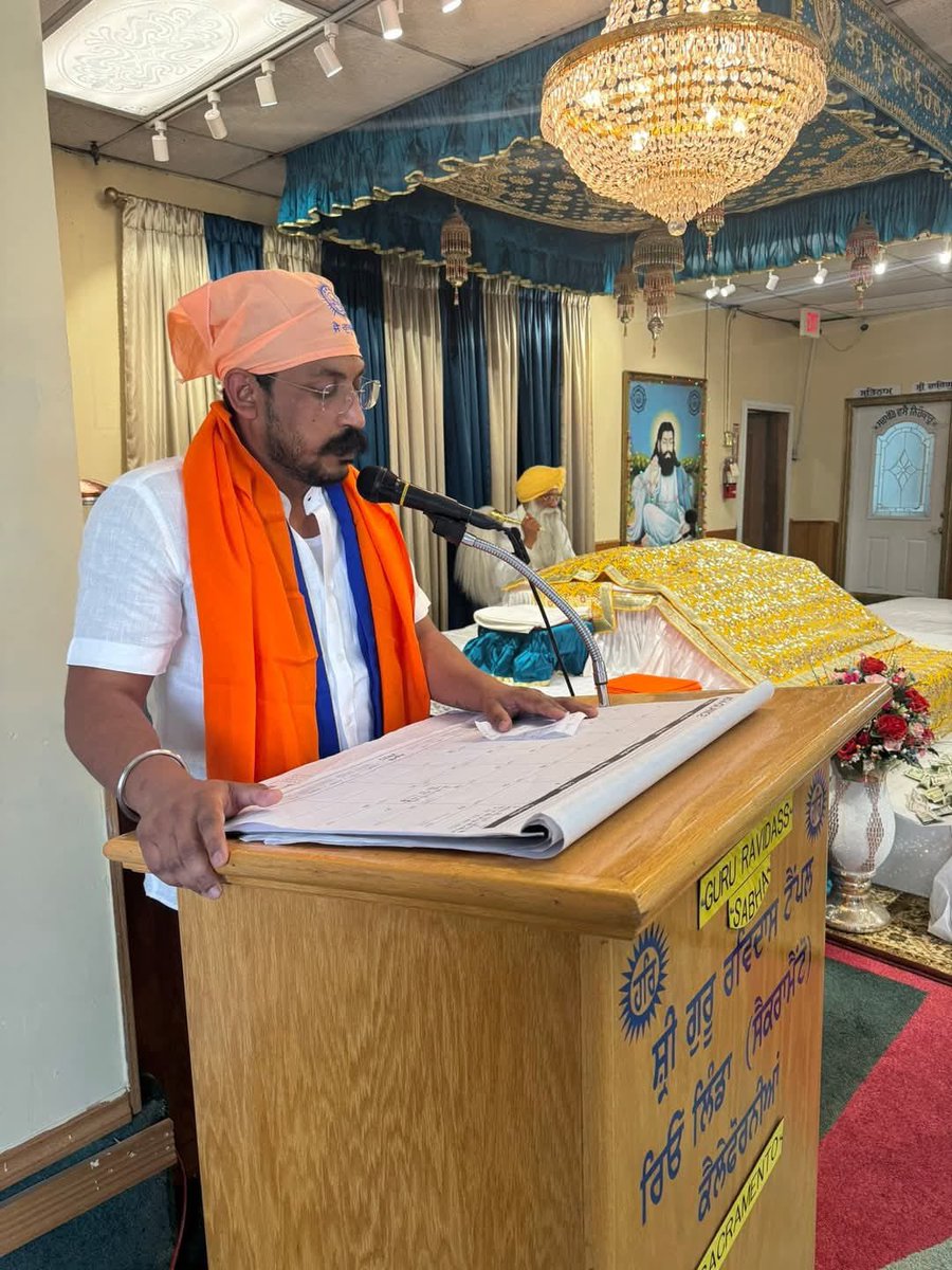 BhimArmyChief's tweet photo. कल ,कैलिफ़ोर्निया (संयुक्त राज्य अमेरिका) स्थित सतगुरु रविदास जी महाराज के भव्य मंदिर में भारतीय संविधान के निर्माता, आधुनिक भारत के शिल्पकार, शोषितों-वंचितों और महिलाओं के मुक्तिदाता, ज्ञान के प्रतीक, विश्व रत्न बाबा साहेब डॉ. भीमराव अम्बेडकर जी की जयंती के पावन अवसर पर उन्हें सादर नमन किया गया।

हमने आस्था व सम्मान के साथ बाबा साहेब को पुष्पांजलि अर्पित कर विनम्र आदरांजलि दी।

बाबा साहेब का जीवन हमें समानता, न्याय और बंधुत्व के मार्ग पर चलने की प्रेरणा देता है। वह सिर्फ एक व्यक्ति नहीं, एक विचार हैं—जो आज भी करोड़ों शोषितों की चेतना का स्तम्भ हैं।

आप सभी को बाबा साहेब की जयंती की हार्दिक बधाई एवं मंगलकामनाएँ।

जय भीम | जय भारत | जय संविधान | जय मसीहा रविदास