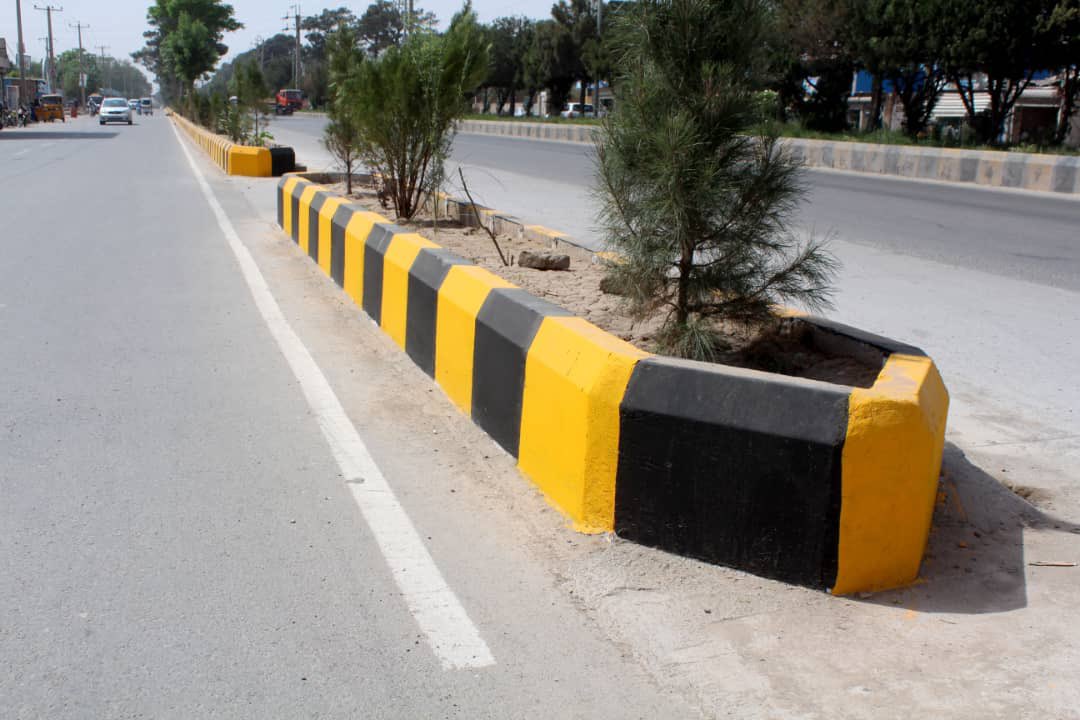 شاروالی هرات به هدف زیباسازی شهر، روند رنگ ‌آمیزی بلوارهای جدید در شاهراه امام بخاری (رح)، از مسیر پوسته نمبر یک تا پل کار آباد در مربوطات نواحی چهارم و ششم این شهر را آغاز نموده است.