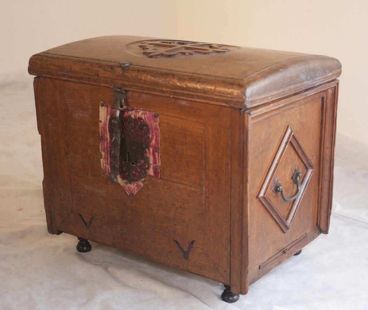 #TalDíaComoHoy de 1317 el papa Juan XXII promulgaba la bula de fundación de la Orden de Santa María de Montesa, cuyo escudo ―una cruz flordelisada de sable y ahuecada de gules― ostenta la arquilla o escritorillo de estrado que os mostramos hoy.