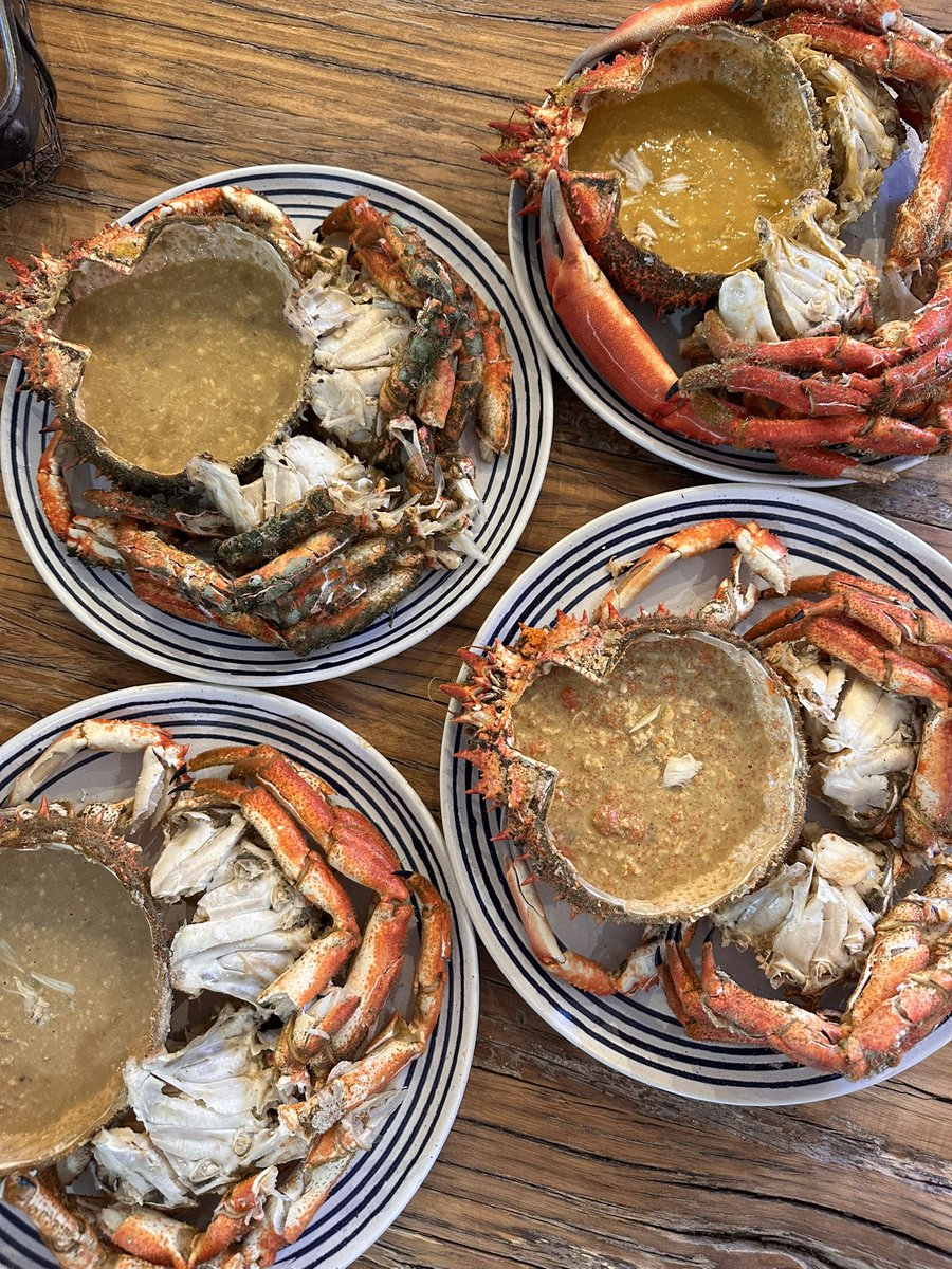 Galicia no es sol y playa (que a veces también ofertamos ese plus).
Somos Paisaje y Gastronomía. 
Somos cultura y tradición. 
Asi que, dejemos de fiarlo todo a <a href="/tiempobrasero/">Tutiempo</a> y enfoquemos en lo importante.

Ah!…Y tenemos paraguas de amenities…

#esechovequechova #semanasanta