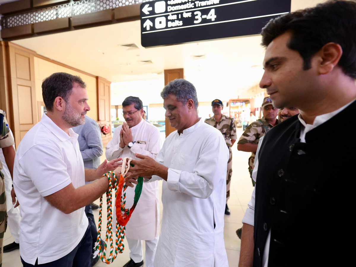 srinivasiyc's tweet photo. नेता विपक्ष श्री @RahulGandhi का अहमदाबाद एयरपोर्ट पर कांग्रेस के वरिष्ठ नेताओं द्वारा आत्मीय स्वागत किया गया। 

📍 गुजरात https://t.co/MeyXehBRxA