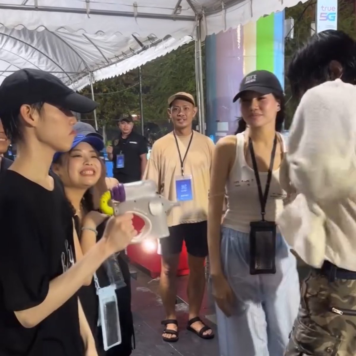 ppsaturr's tweet image. รักกันซักวิ สองคนนี้552525252525525555555 พี่เจฟจะจับมือแต่น้องพีพีจะฉีดน้ำใส่อย่างเดียว55565555555555555555555555 ฮีห่อตัวไม่ไหวแร้ว หนาวแทน

#XFestival2025xJeffSatur
#XFestival #JeffSatur #ppkritt