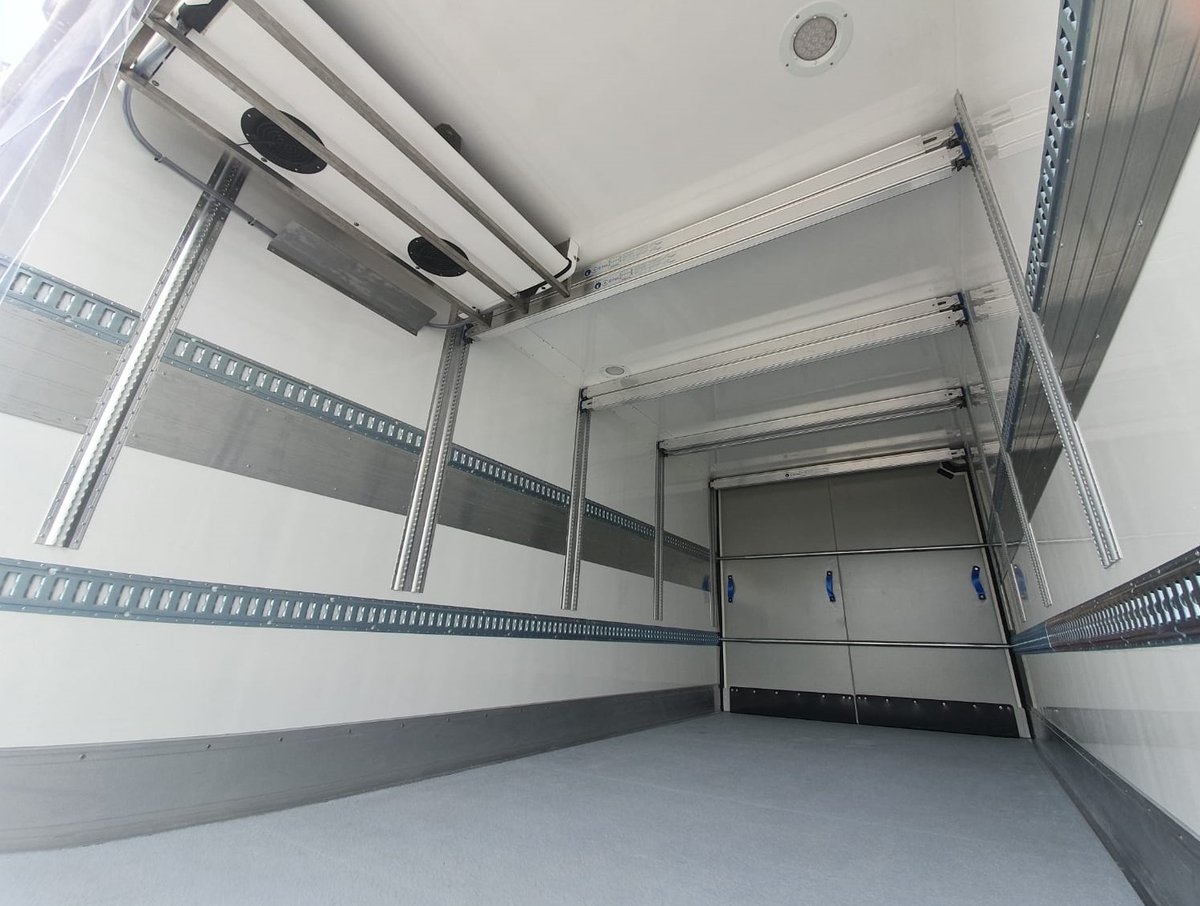 Carrocería frigorífica con tripuerta trasera, 2 líneas de amarre en su interior, puerta lateral, tabique separador de lona, cortina de PVC, sistema de doble piso y plataforma elevadora retráctil de 1 plegado. Con equipo de frío de trailer multitemperatura: tinyurl.com/2md4rc83