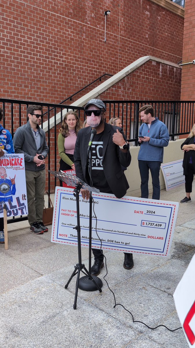 CVH Power! (@cvhpower) on Twitter photo Standing outside the Peekskill Social Security Office right now! While Elon Musk gets access to our Social Security data AND tax breaks, everyday Americans are struggling.
<a href="/RepMikeLawler/">Congressman Mike Lawler</a>, whose side are you on? The richest man in the world or your constituents? #NotElonsPuppet Standing outside the Peekskill Social Security Office right now! While Elon Musk gets access to our Social Security data AND tax breaks, everyday Americans are struggling.
<a href="/RepMikeLawler/">Congressman Mike Lawler</a>, whose side are you on? The richest man in the world or your constituents? #NotElonsPuppet