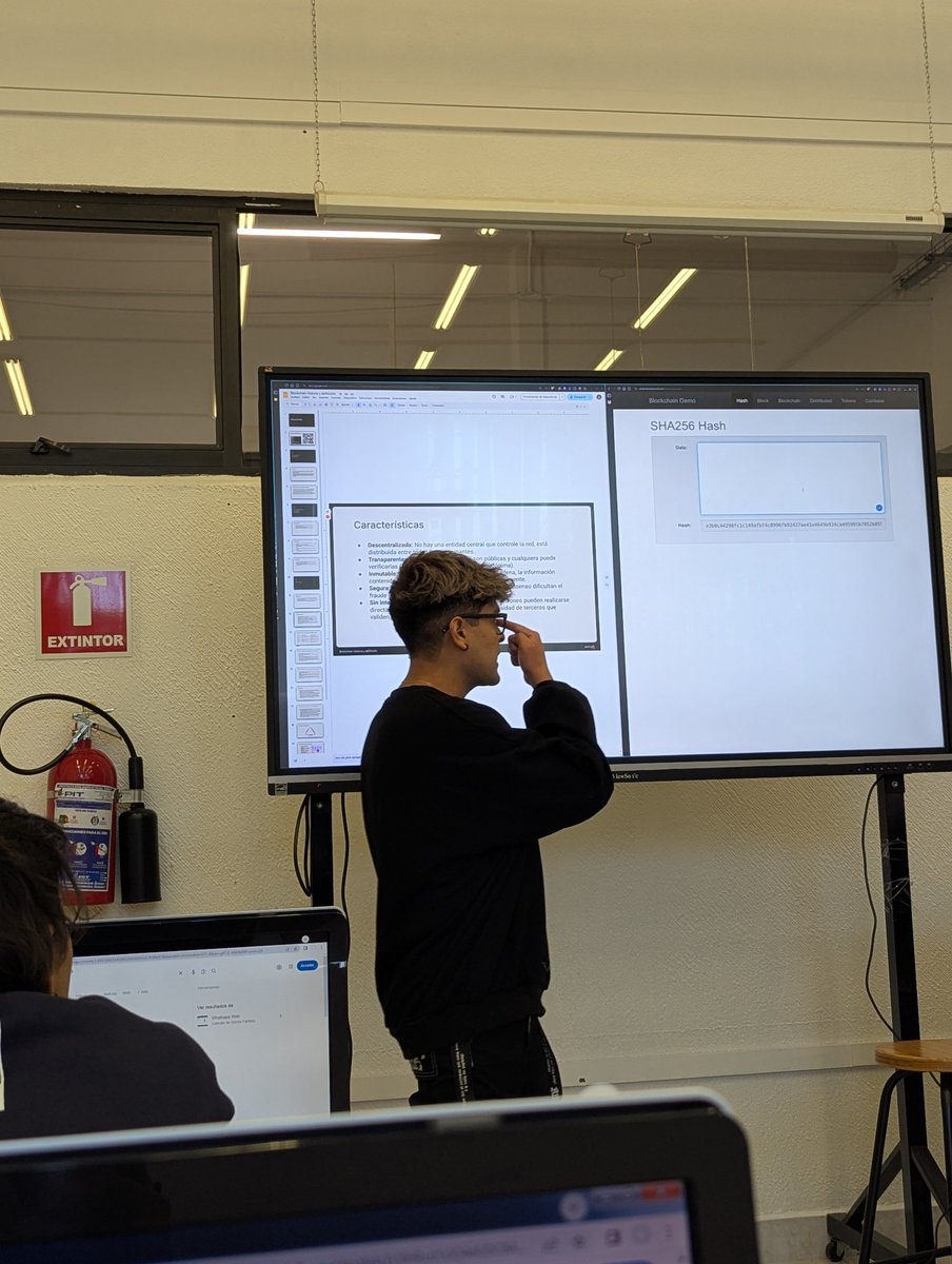pamelalimonlop3's tweet image. @jistro dando clases acerca de la inmutabilidad de la Blockchain durante la semana 2 de @MuseMatrix_ 🦾📊