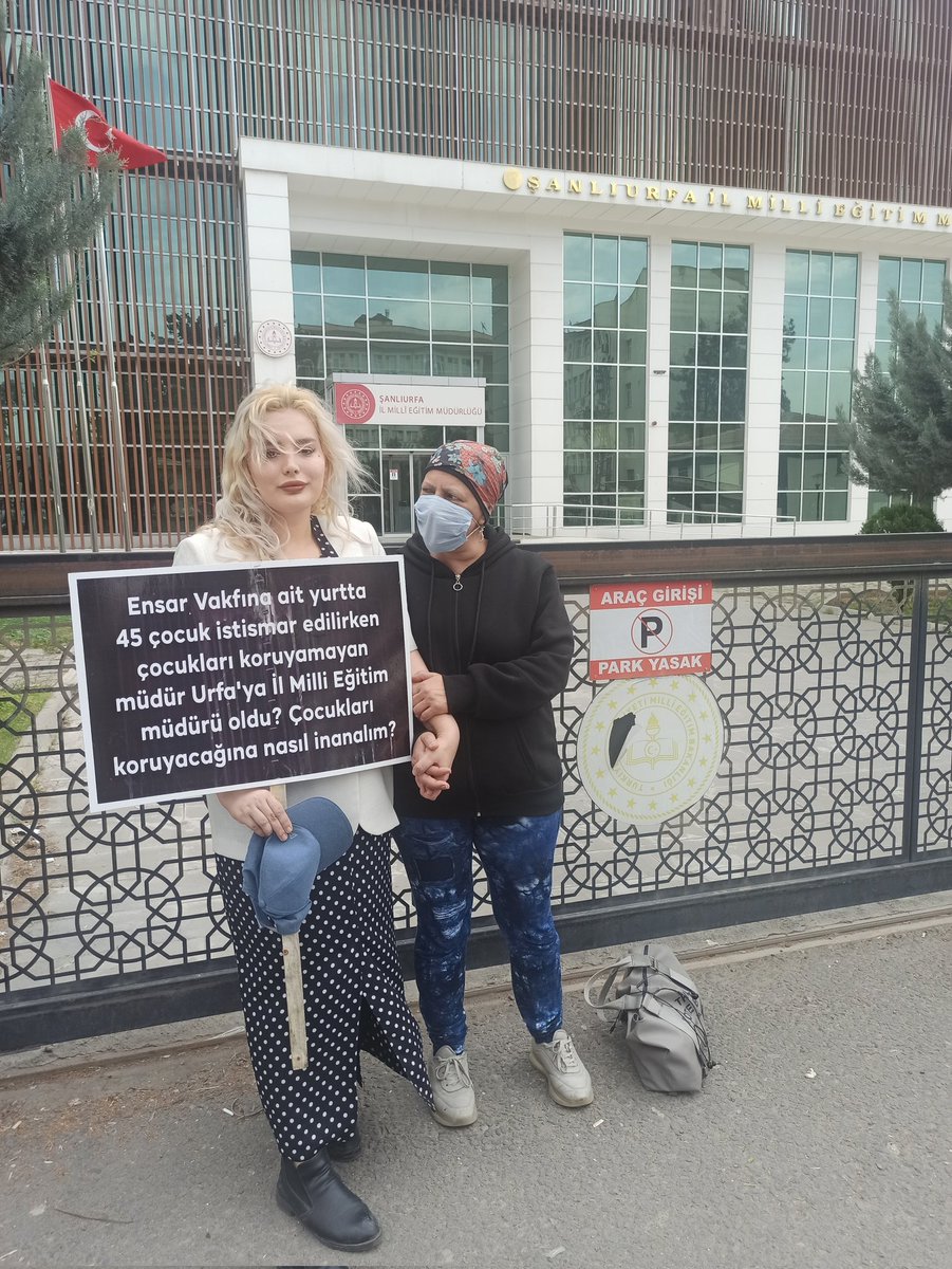 Bugün çocuklarımız için yaptığım eylemin 486. Günüydü.

Bugün yanımda kanser hastası bir kadın vardı.
ŞANLIURFA'DA IŞIN TEDAVİSİ ŞU AN YAPILMIYOR.
AYLARDIR YENİ CİHAZIN GELMESİNİ BEKLİYORLAR.
HASTALAR ÇARESİZCE BEKLİYOR.
ÇEVRE İLLERDEKİ HASTANELERE SEVK EDİLİYORLAR.
FAKAT BAŞKA