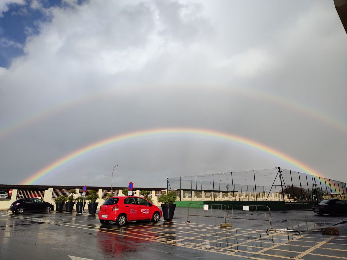 Foto que nos envía <a href="/EstibalizTello/">Estibaliz Tello</a> desde <a href="/MatalascanasHoy/">Matalascañas Hoy</a> ..
Donde está tarde se han visto sorprendidos por un fuerte nucleo donde llevaban asociado tormentas ..
Gracias Estíbaliz por ser tan amable.
La foto está realizada desde  el Gran Hotel del coto
