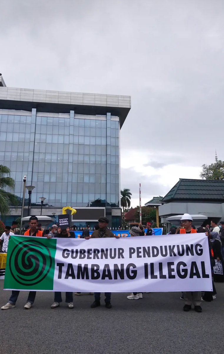 Dia juga ada dilingkaran Tambang itu