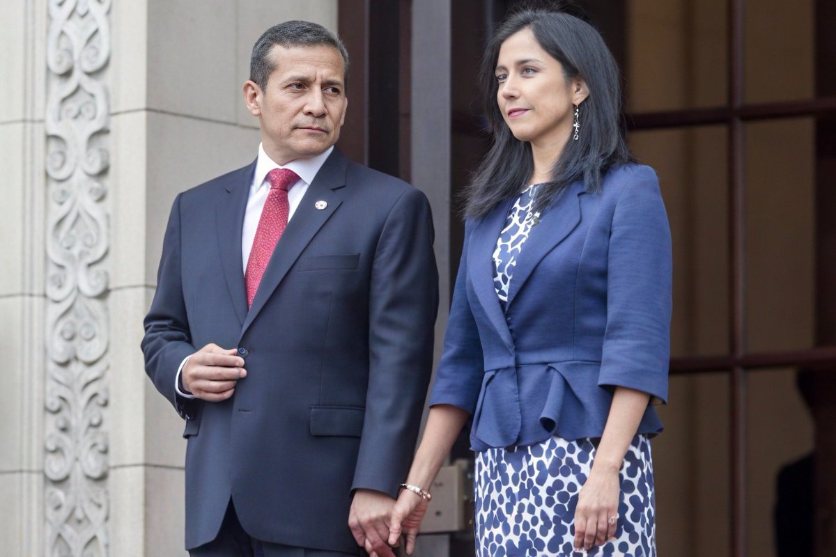 UltimaHoraCR's tweet photo. #MUNDO El expresidente peruano Ollanta Humala fue condenado, junto a su esposa Nadine Heredia,  a 15 años de prisión por lavado de activos agravado por el caso Odebrecht, al haber recibido aportaciones ilícitas para financiar sus campañas electorales de  2006 y 2011. @ztatianarh https://t.co/s7bMg5jjmT
