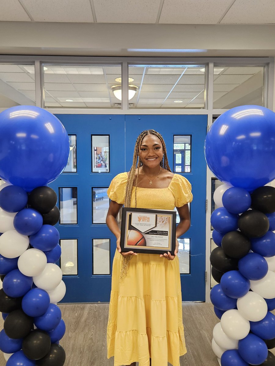 Today we presented our 2025 Atlanta High School Girls First Team All-Metro player Jessica Fields from Mount Paran Christian School with her award🌟🌟