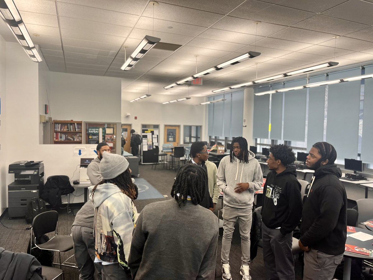 PeerForward's tweet image. This #TeamTuesday, we are highlighting our Eagle Academy #PeerLeaders for attending their Spring Training Camp! 

Our Eagle Academy for Young Men #PeerForward teams gathered together to plan their final PeerForward campaigns and “pass the torch” to the juniors!