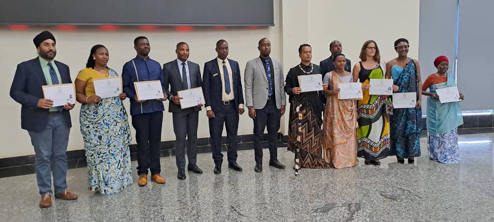 Uyu munsi, umuyobozi w' Akarere ka <a href="/Gasabo_District/">Gasabo District</a> ari kumwe n' abayobozi bahagarariye Ubuyobozi Bukuru bushinzwe Abinjira n' Abasohoka bayoboye umuhango wo kurahiza no kwakira indahiro z' abanyamahanga 9 bahawe ubwenegihugu nyarwanda.